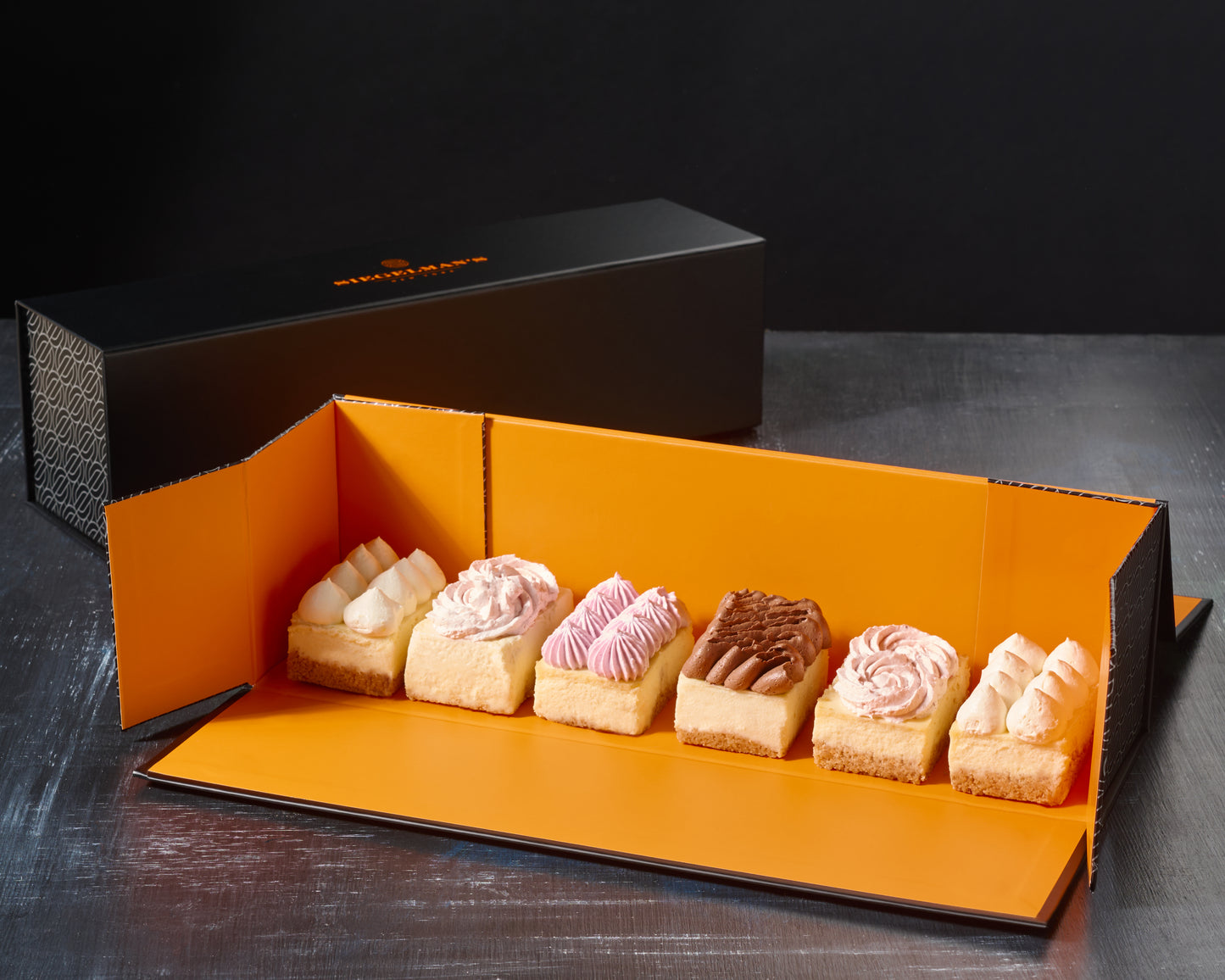 Assorted cheesecakes in magnetic gift box (box of 6)